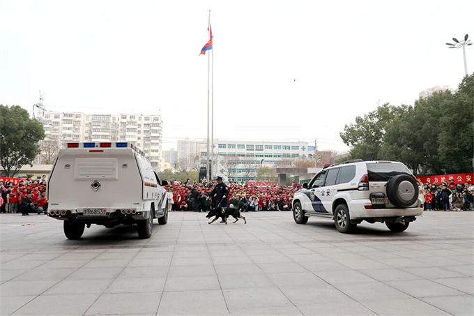 市公安局举行升警旗仪式暨警营开放日活动