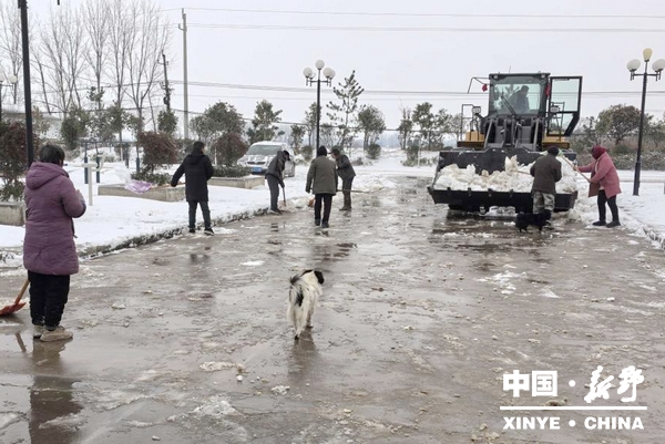 城郊乡组织开展扫雪除冰活动