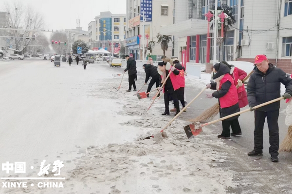 县审计局：闻雪而动齐上阵 清除积雪保路通