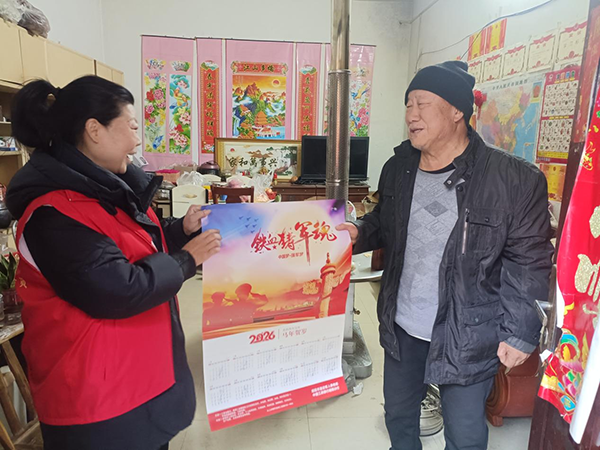 桐柏开展2026年为退役军人发放新春年画活动