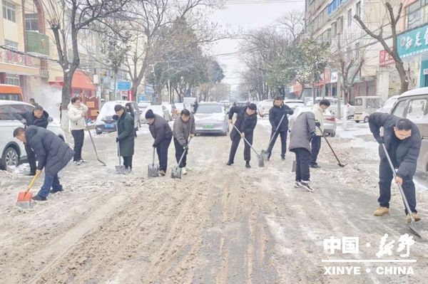 以雪为令 闻雪而动——县应急管理局开展除雪保畅行动