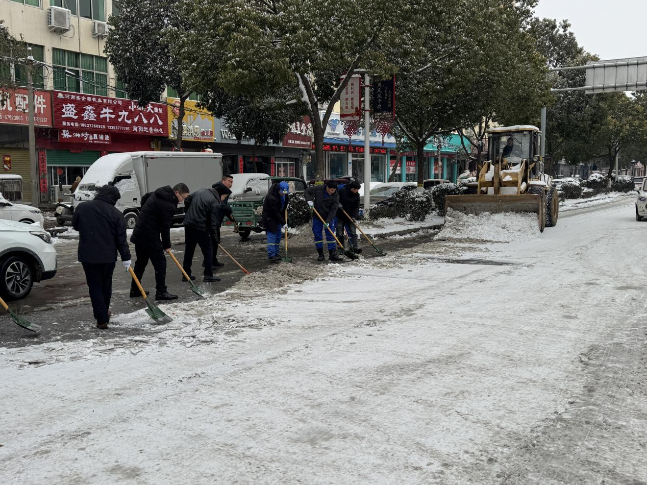 以雪为令，冲锋在前——社旗县应急管理局党员干部和救援志愿者齐力清扫积雪