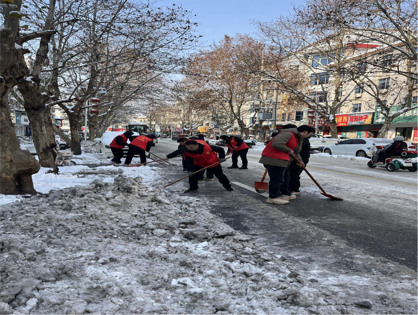 南阳市生态环境局桐柏分局开展义务扫雪志愿活动