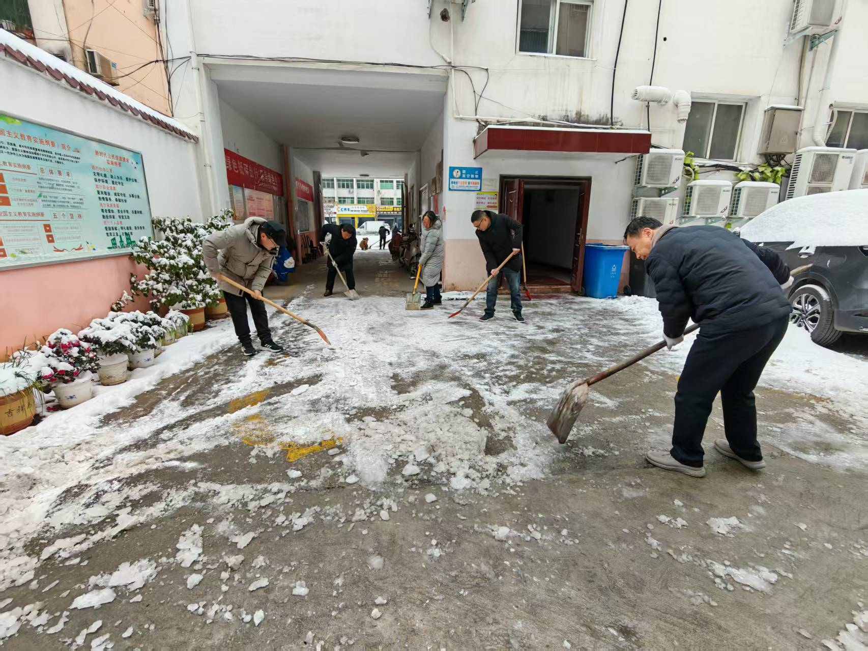 南阳市农业生态与资源保护中心 开展扫雪除冰志愿服务活动