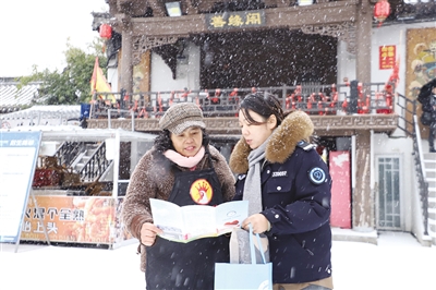 民政部门持续推进“寒冬送温暖”专项救助行动 雪夜巡查 暖心织密民生保障网