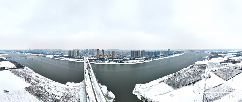 银装漫街巷 琼枝醉游人