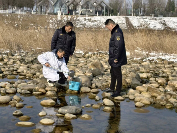 西峡分局：踏雪巡河 守护鹳河冬季生态屏障