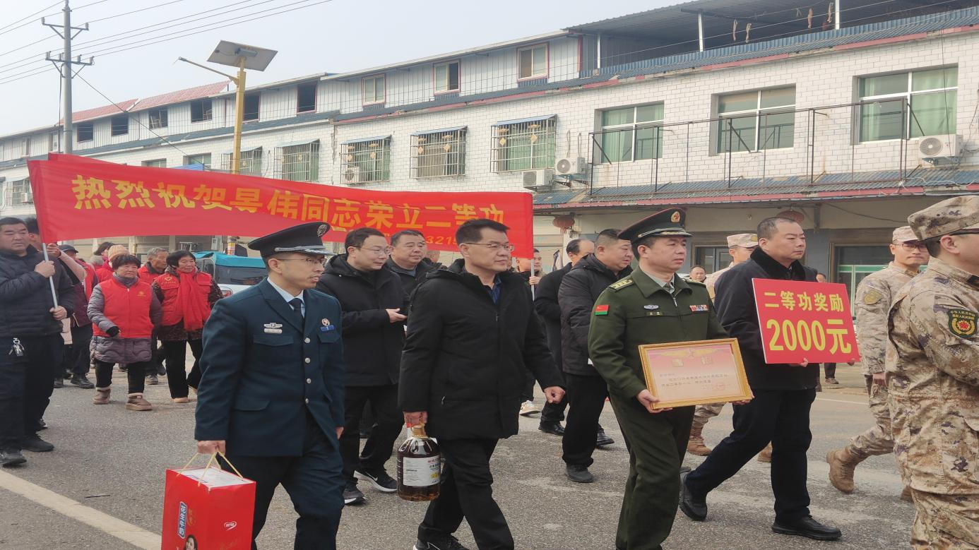河南唐河：军地联合慰问现役军人二等功臣