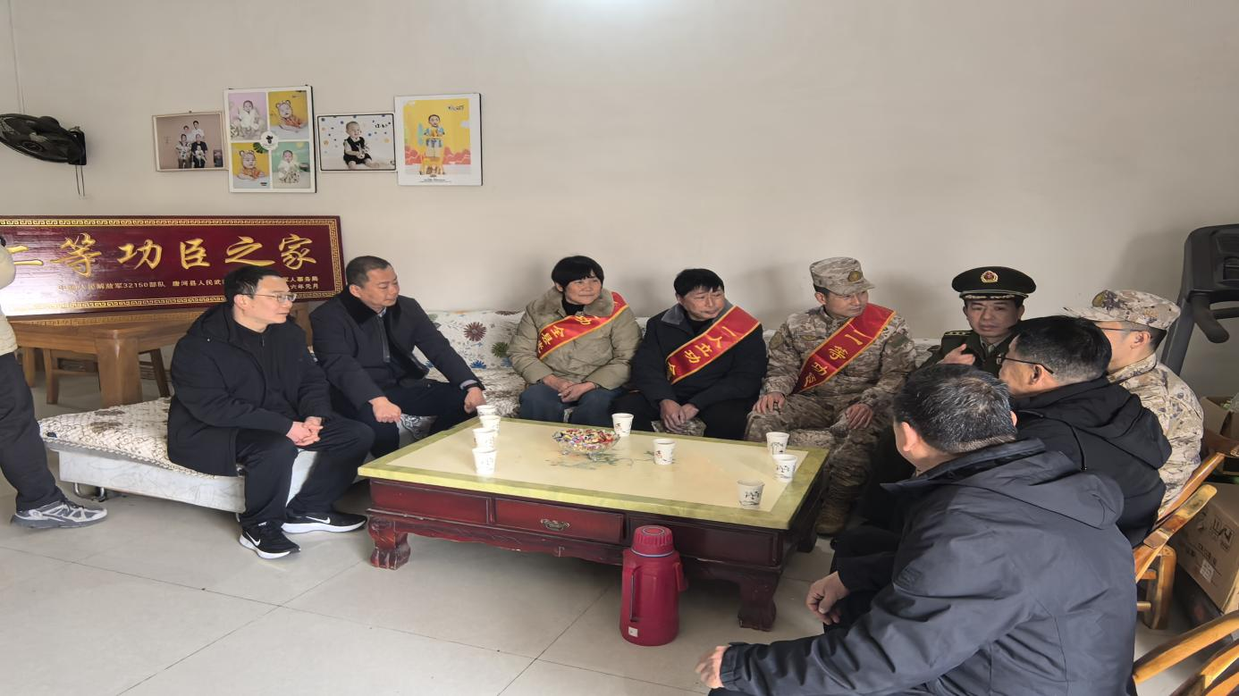 河南唐河：军地联合慰问现役军人二等功臣