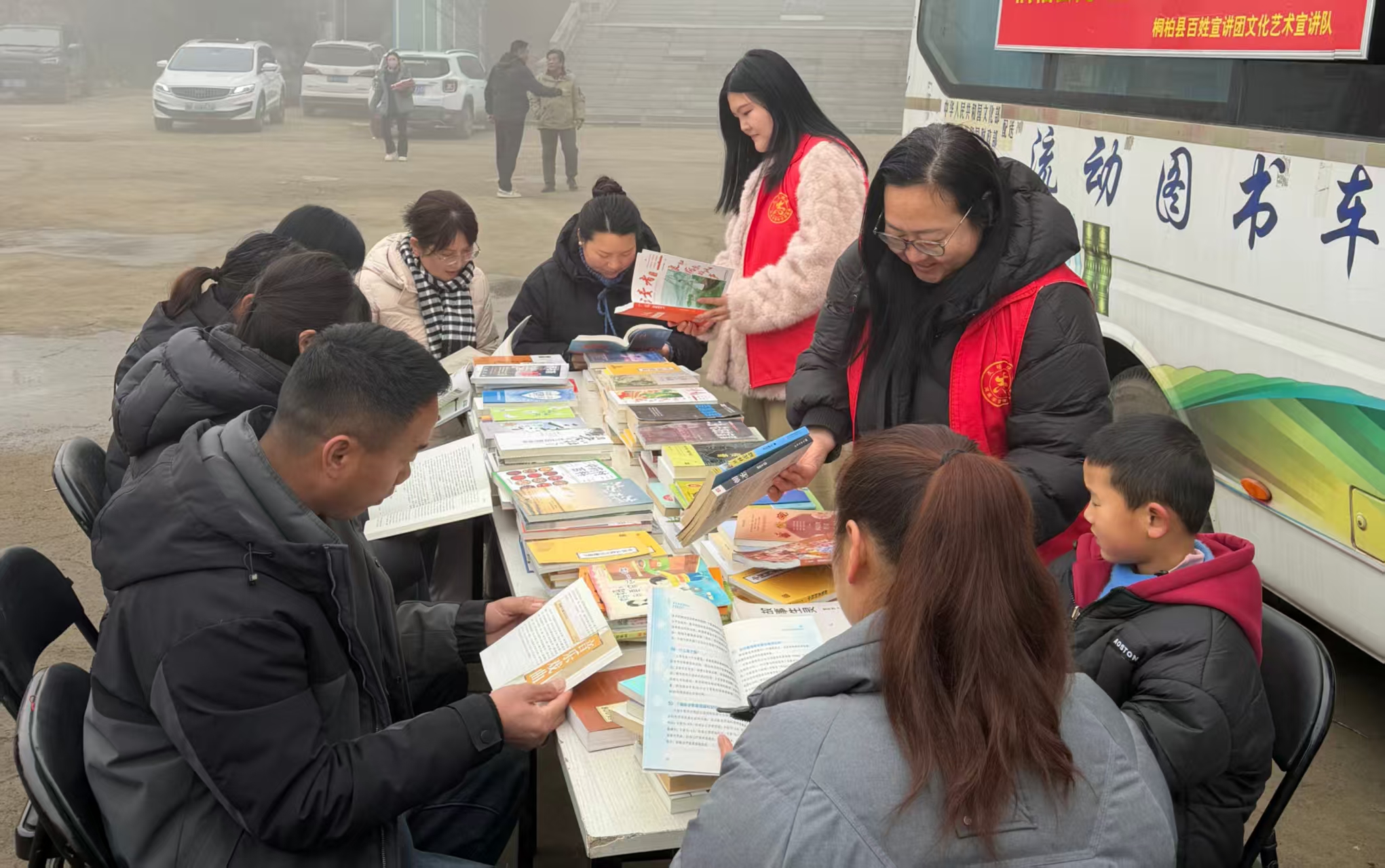 春风送暖下基层 惠民服务润心田——桐柏县春节前“三下乡”活动绘就民生暖心画卷