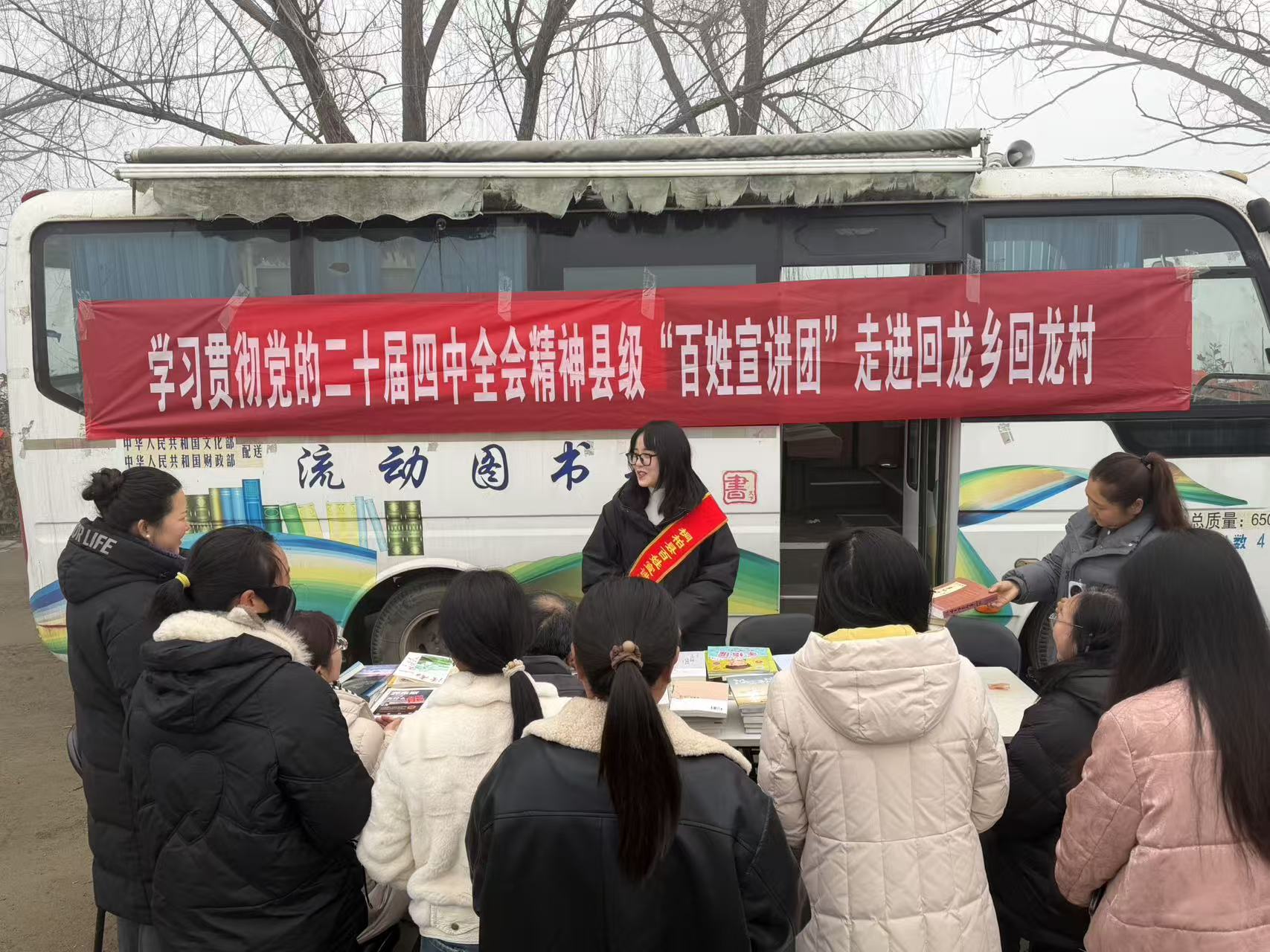 春风送暖下基层 惠民服务润心田——桐柏县春节前“三下乡”活动绘就民生暖心画卷