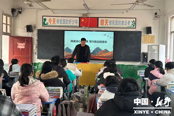 思政铸魂润童心 家国情怀植心间  —— 上港乡党委书记为上港乡初级中学学子授课