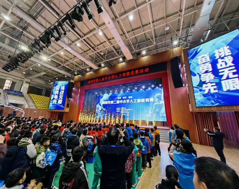 滋养教师创新课堂 点燃学生科创梦想