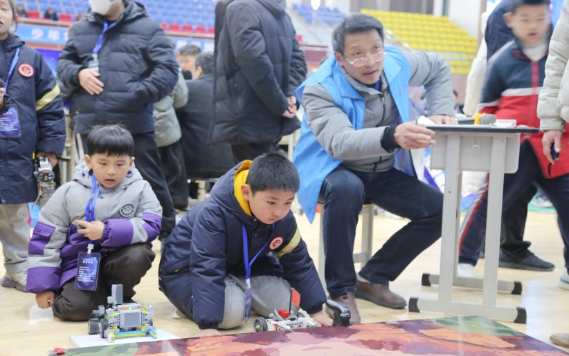 滋养教师创新课堂 点燃学生科创梦想