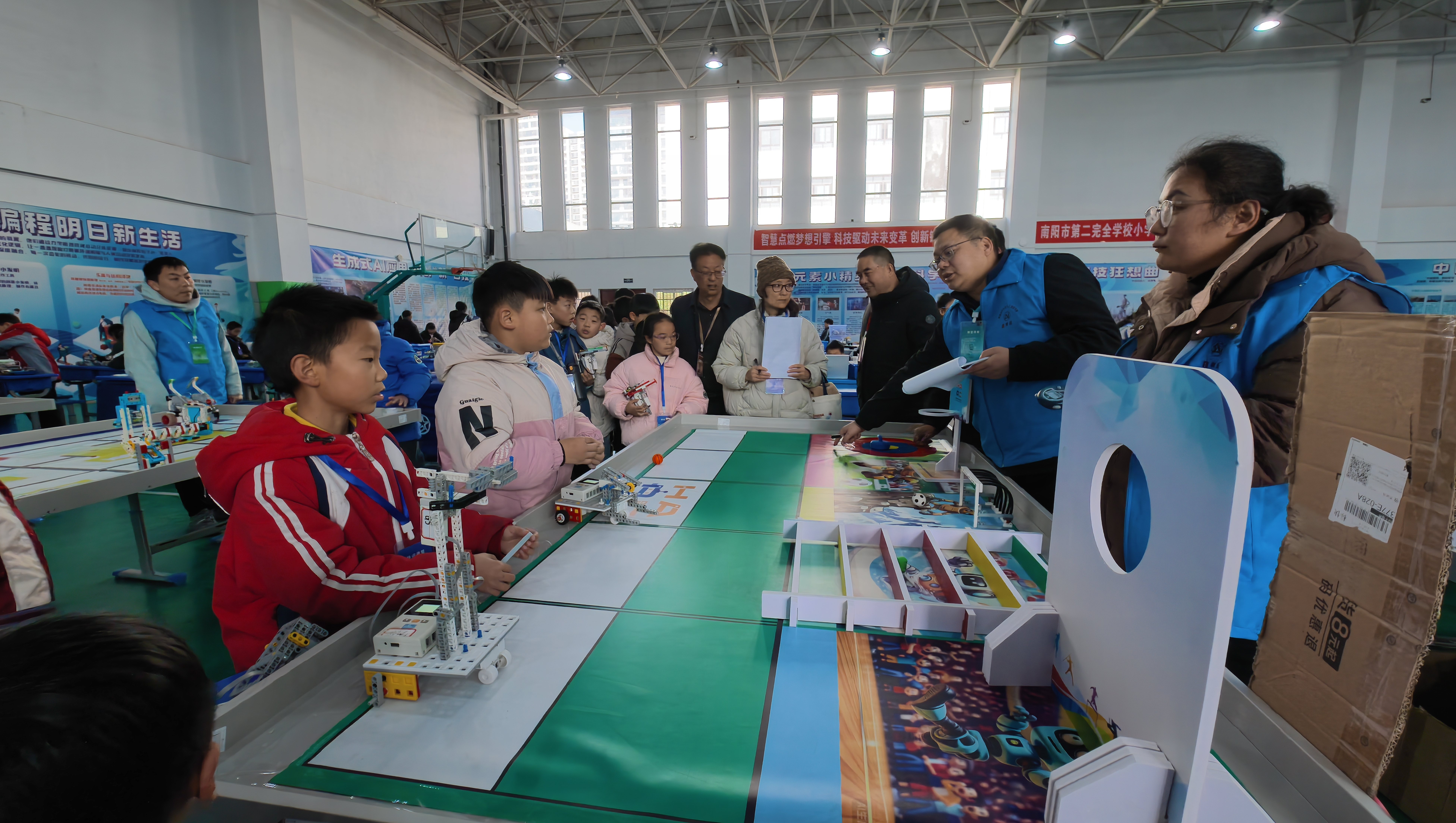 滋养教师创新课堂 点燃学生科创梦想