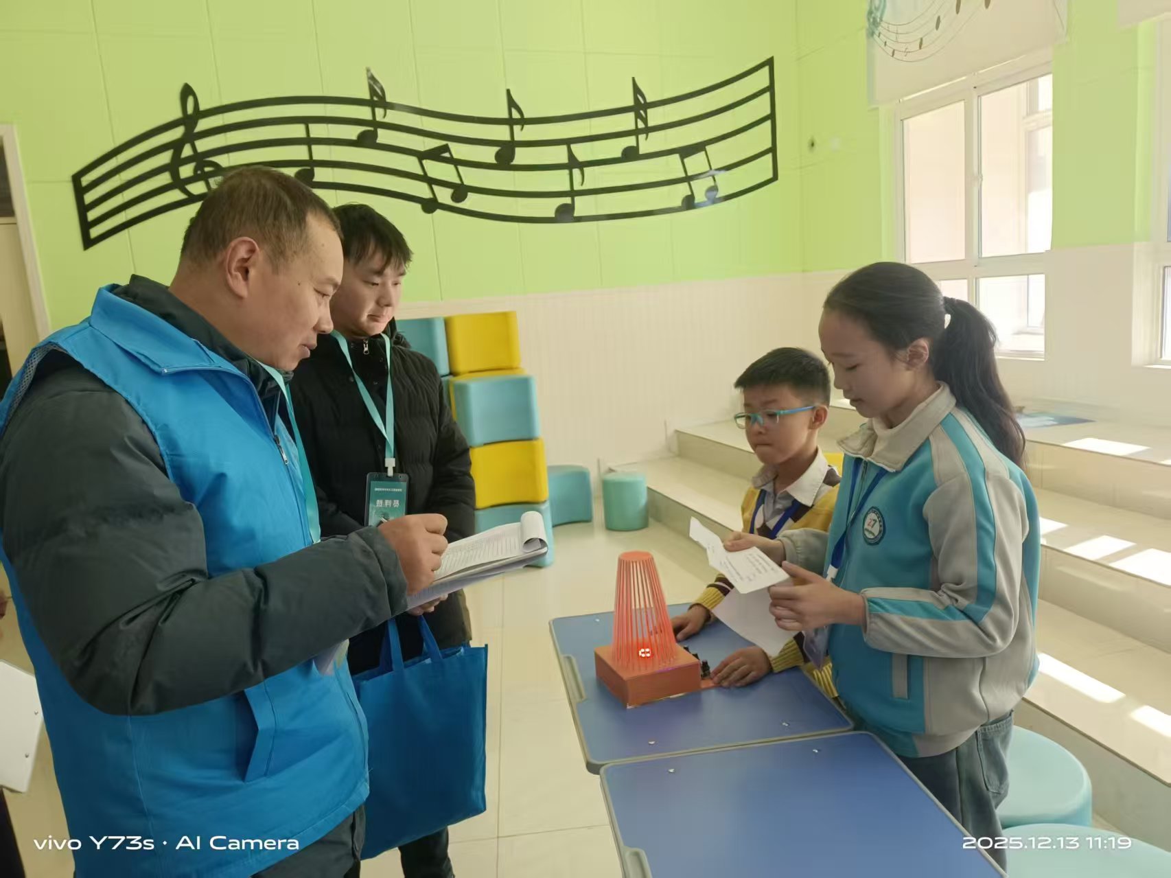 滋养教师创新课堂 点燃学生科创梦想