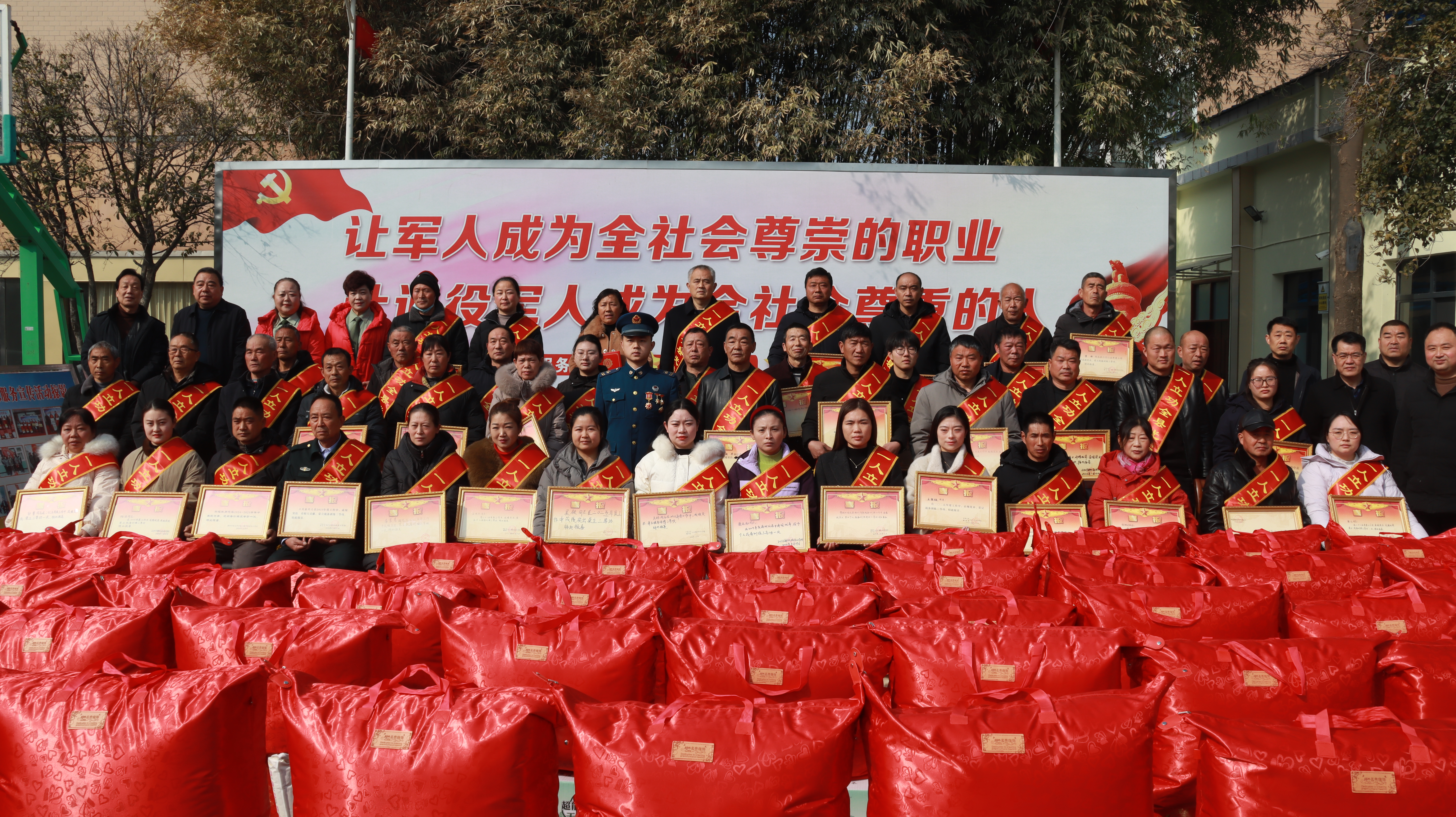 河南唐河举办春节联欢会慰问现役军人三等功臣家庭