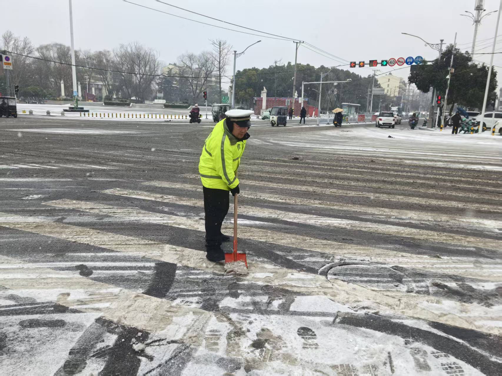 寒来暑往践初心 警伴平安护成长