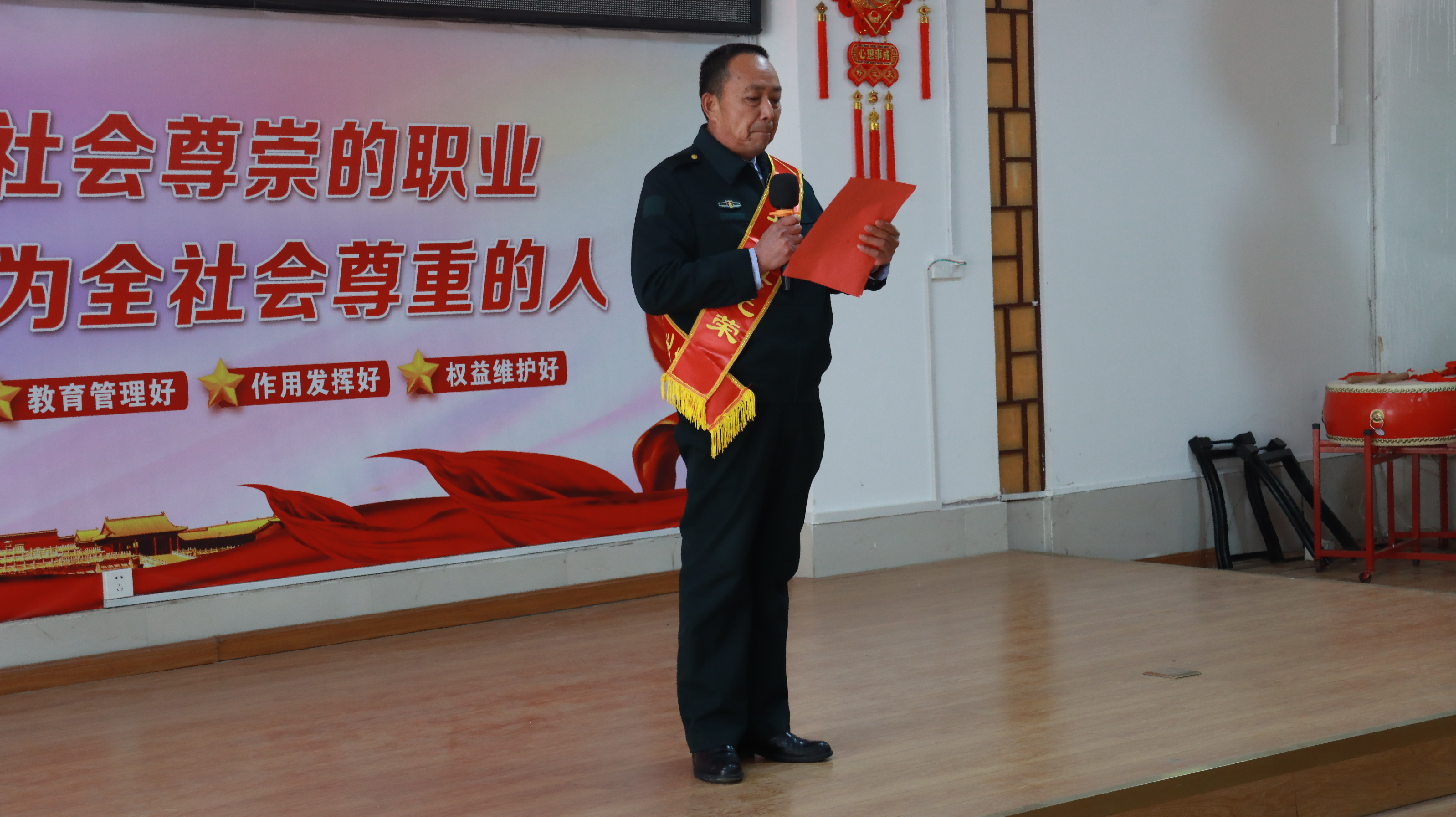 河南唐河举办春节联欢会慰问现役军人三等功臣家庭