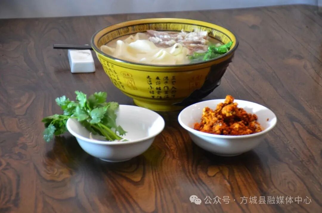 方城烩面实力圈粉，全国开设3000余家饭店、30余家速食企业，带动7万人就业—— 一口乡愁，“吃”出30亿产业