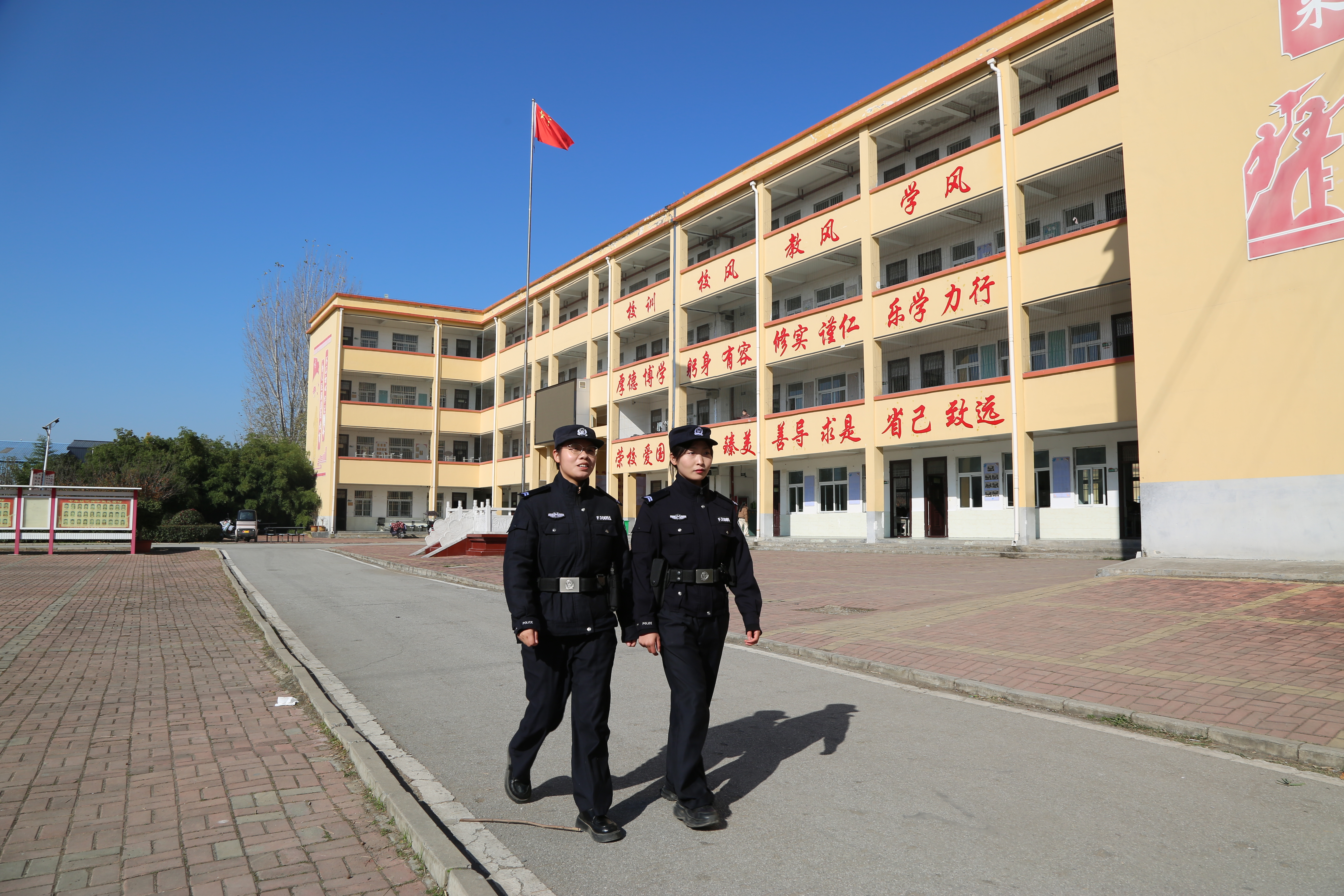 寒来暑往践初心 警伴平安护成长