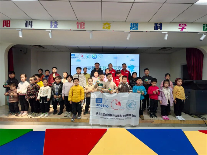 南阳伏牛山地质公园与市科技馆联合开展“世界湿地日”宣传活动