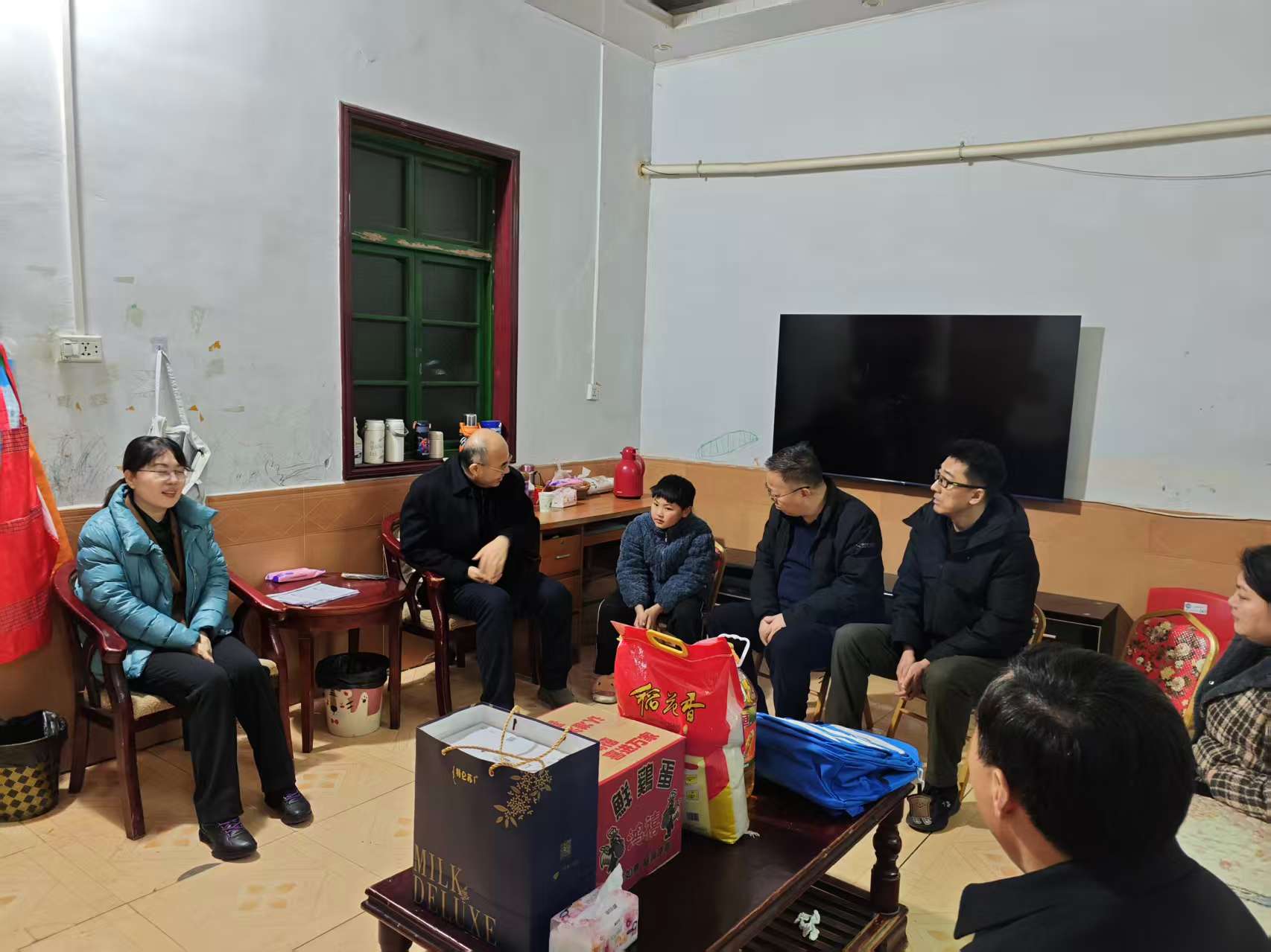 省民政厅副厅长竹怀农莅临镇平县调研儿童福利工作并慰问困境儿童