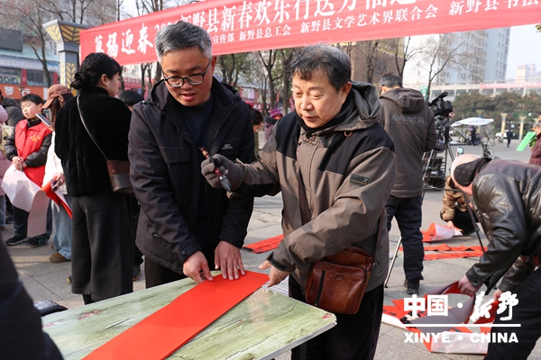 新野县举办2026年新春欢乐行送万福进万家公益活动