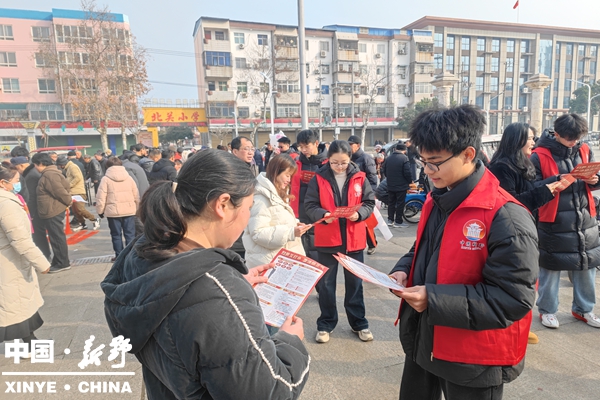 新野县开展“翰墨迎春·守法同行”文化市场普法宣传活动