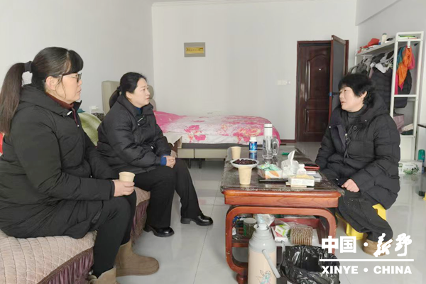 县金融工作服务中心开展春节走访慰问离退休干部活动