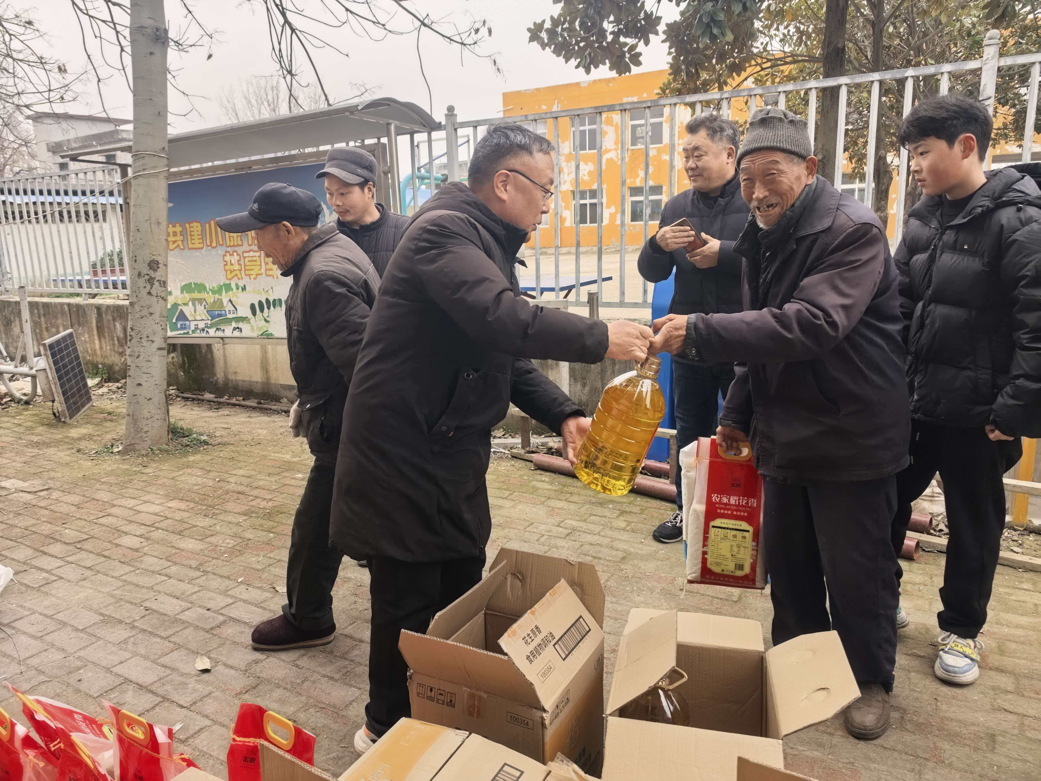 区统计局开展春节前帮扶走访慰问活动