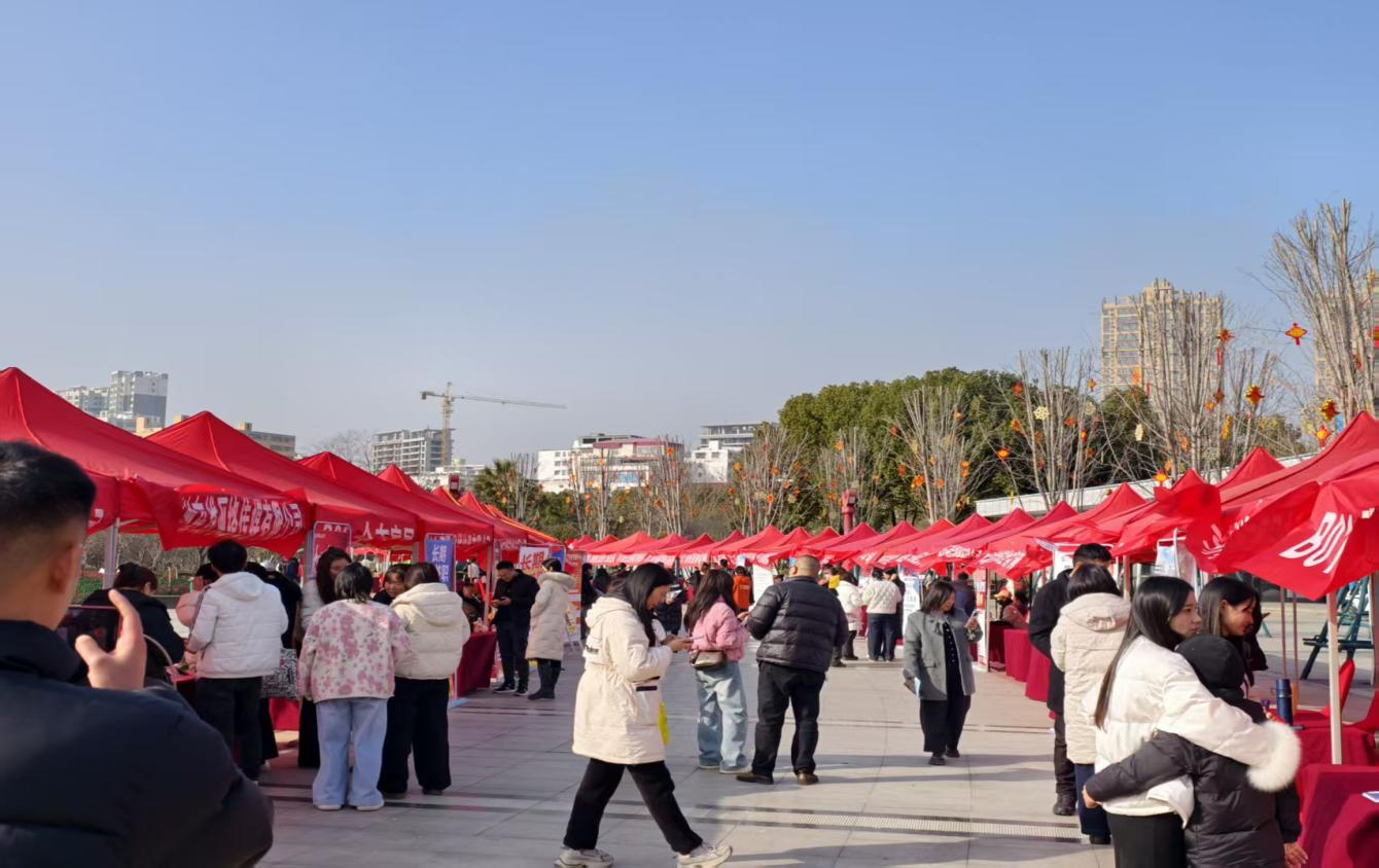春风送岗促就业 真情相助暖民心<br>——邓州市人社局2026年“春风行动暨就业援助季”专场招聘会圆满举办