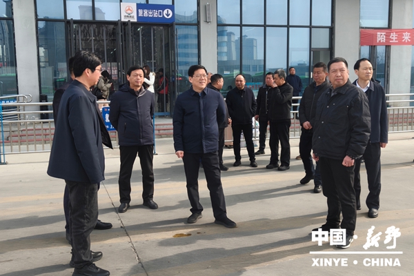 县委书记赵红亮调研节日安全、市场供应、企业生产等工作