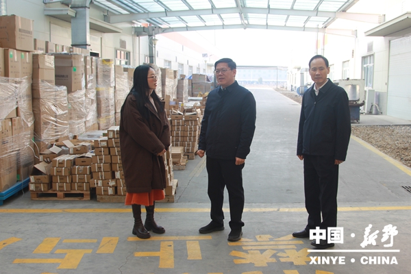 县委书记赵红亮调研节日安全、市场供应、企业生产等工作