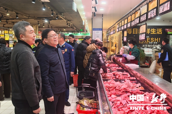 县委书记赵红亮调研节日安全、市场供应、企业生产等工作