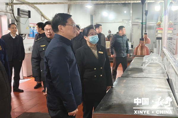 县委书记赵红亮调研节日安全、市场供应、企业生产等工作