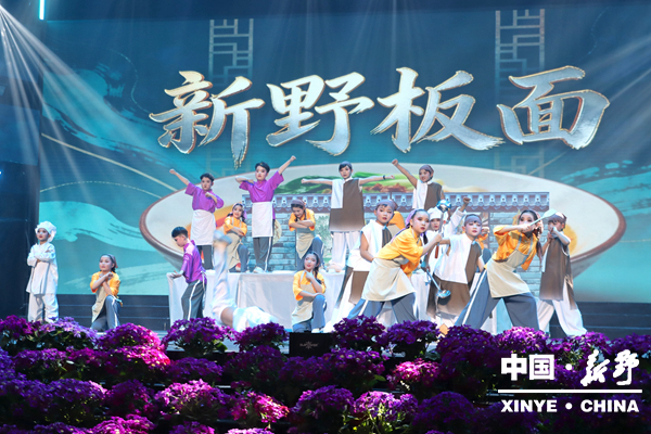 新野县2026年春节联欢晚会精彩纷呈 “向新出发”共赴马年文化盛宴 新野县2026年春节联欢晚会精彩纷呈 “向新出发”共赴马年文化盛宴