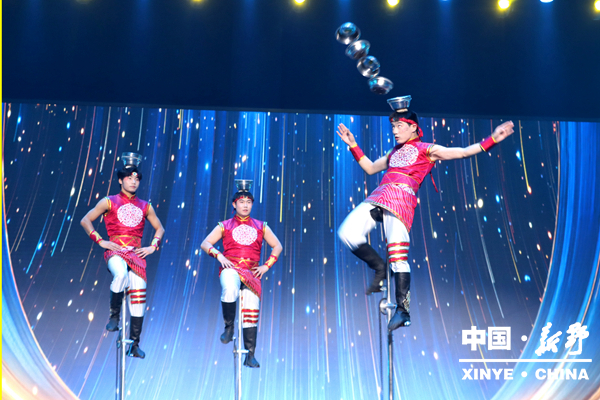 新野县2026年春节联欢晚会精彩纷呈 “向新出发”共赴马年文化盛宴 新野县2026年春节联欢晚会精彩纷呈 “向新出发”共赴马年文化盛宴