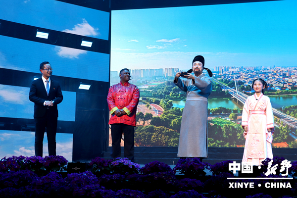 新野县2026年春节联欢晚会精彩纷呈 “向新出发”共赴马年文化盛宴 新野县2026年春节联欢晚会精彩纷呈 “向新出发”共赴马年文化盛宴