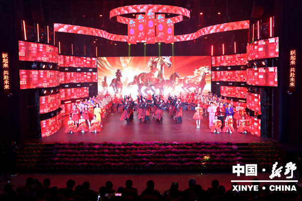 新野县2026年春节联欢晚会精彩纷呈 “向新出发”共赴马年文化盛宴 新野县2026年春节联欢晚会精彩纷呈 “向新出发”共赴马年文化盛宴