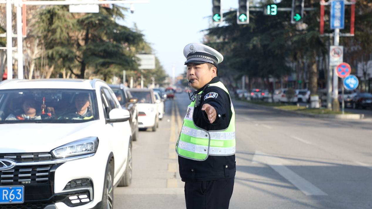 社旗：假日坚守保畅通 交警在岗护平安
