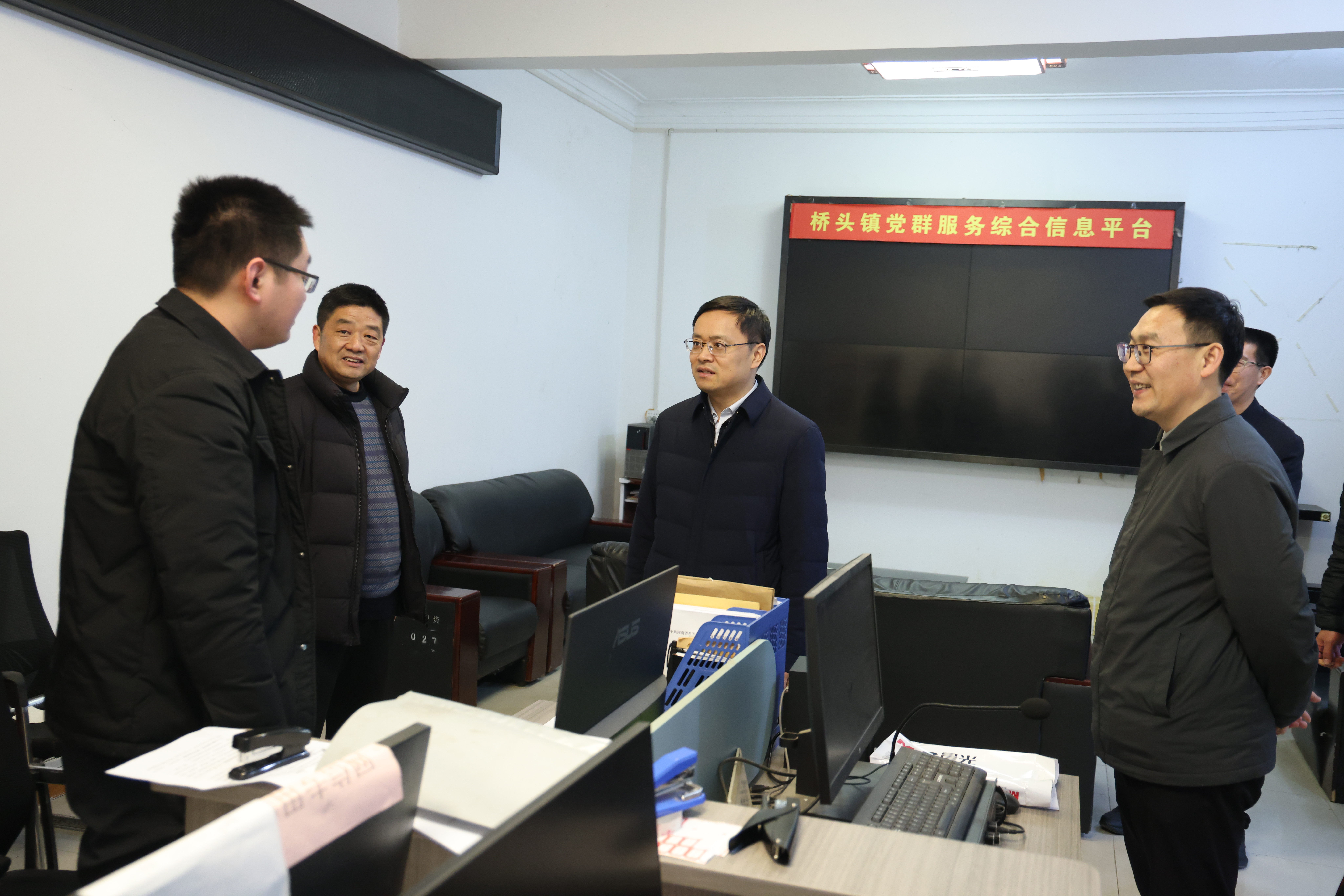 关文波除夕夜慰问乡镇一线值班值守干部