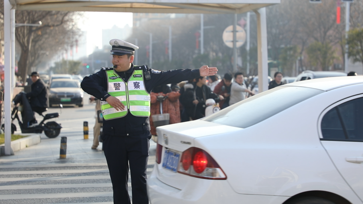 社旗：假日坚守保畅通 交警在岗护平安