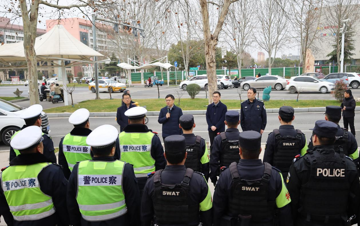 关文波看望慰问春节假期坚守一线工作人员 关文波看望慰问春节假期坚守一线工作人员