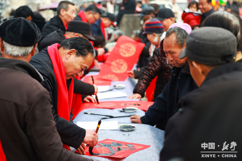 万象更新迎马岁 万家欢腾享新春