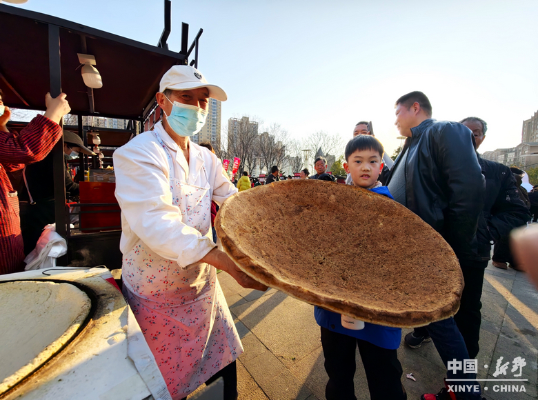 万象更新迎马岁 万家欢腾享新春