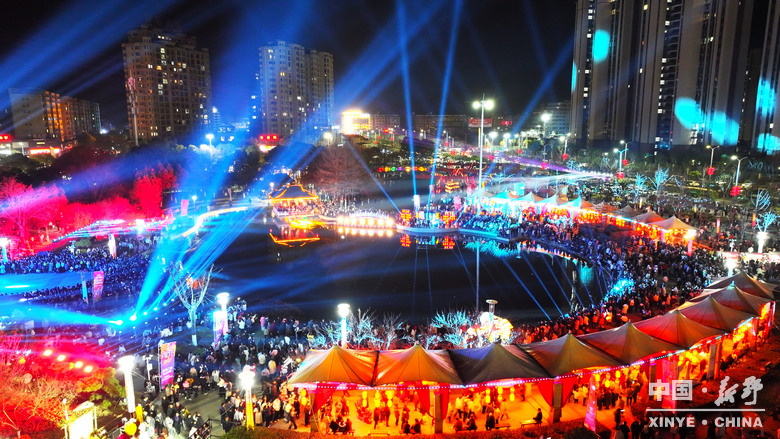 万象更新迎马岁 万家欢腾享新春