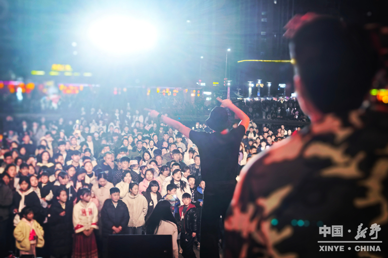 万象更新迎马岁 万家欢腾享新春