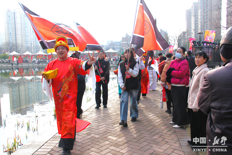 万象更新迎马岁 万家欢腾享新春