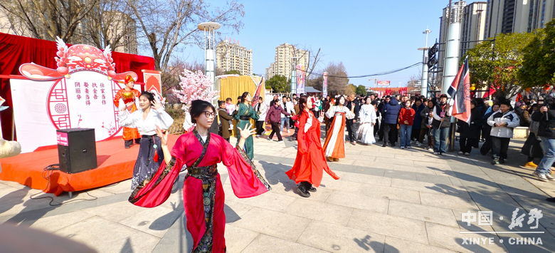 万象更新迎马岁 万家欢腾享新春